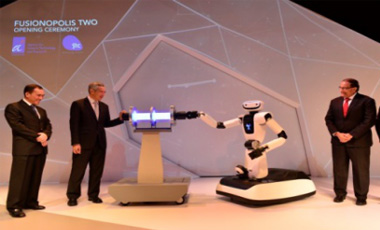 中新智擎机器人与新加坡总理李显龙